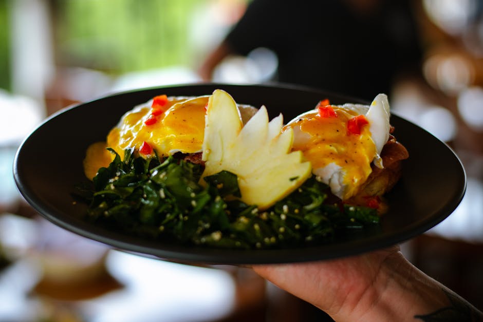 Friterte posjerte egg med kremet spinat og Serranoskinke