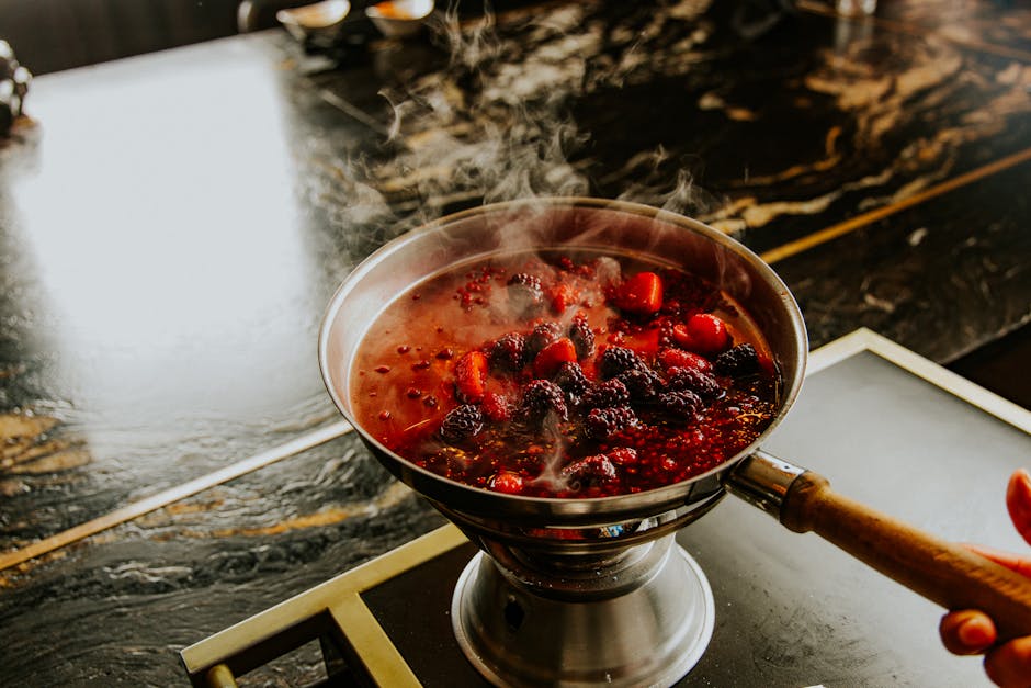 Varm bærsyltetøy med jordbær og blandede bær