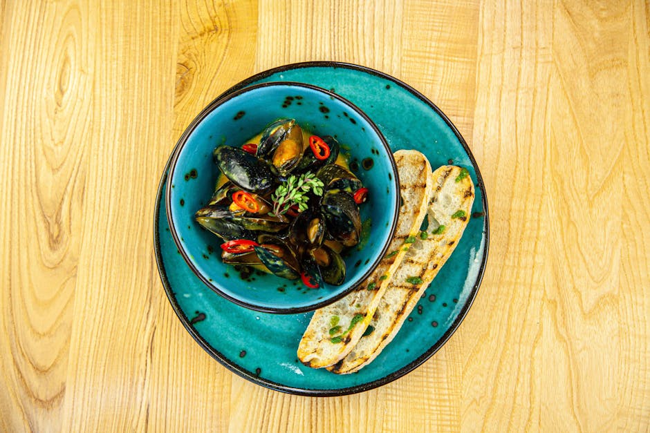 Blåskjell med krydret tomatolje og grillet brød