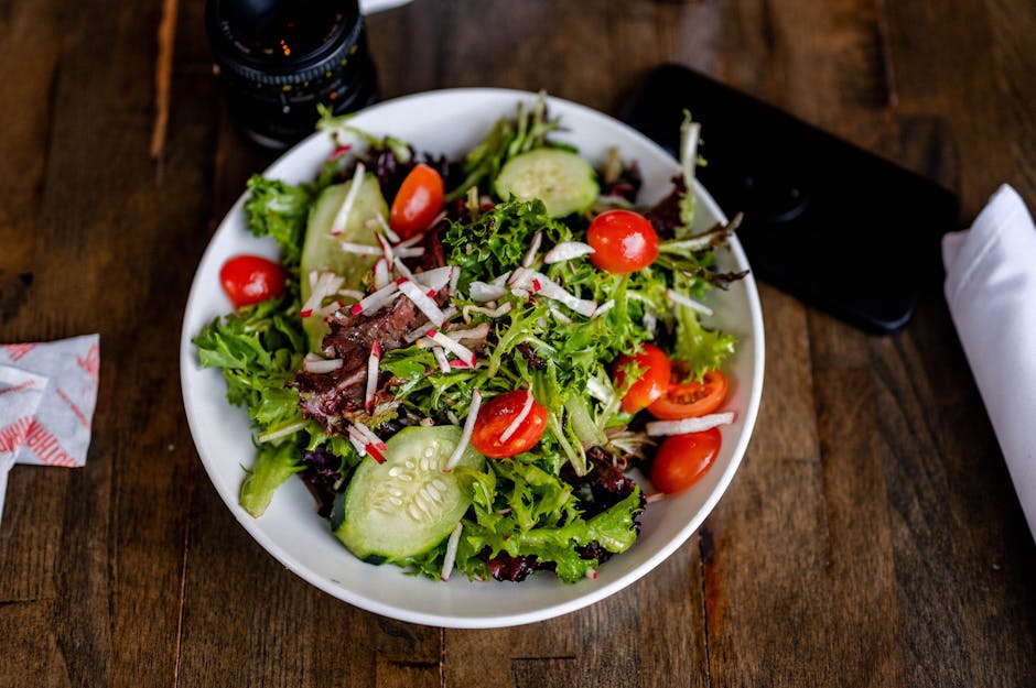 Agurksalat, reddik- og tomatsalat med sitrusdressing
