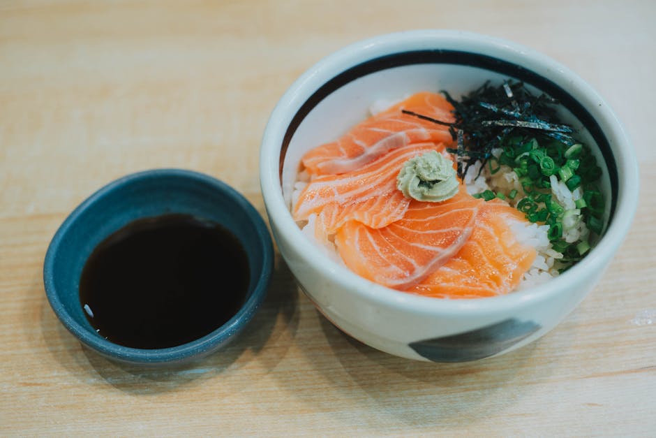 Laks Poke på grønt med syltet agurk og wasabierter