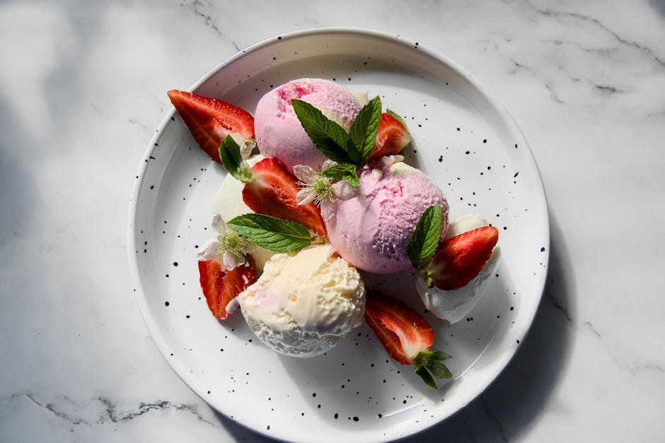 Hyllebær- og jordbærbombe med iskrem og sorbet
