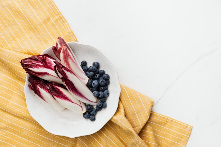 Endive- og sikorisalat med krydrede valnøtter
