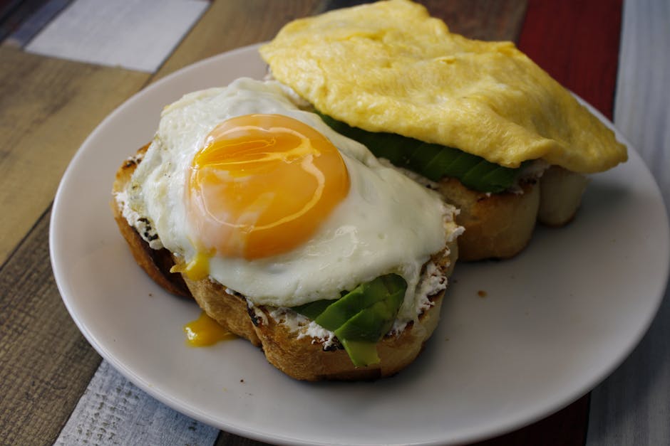 Mikrobølgeegg-sandwich med cheddarost og avokado
