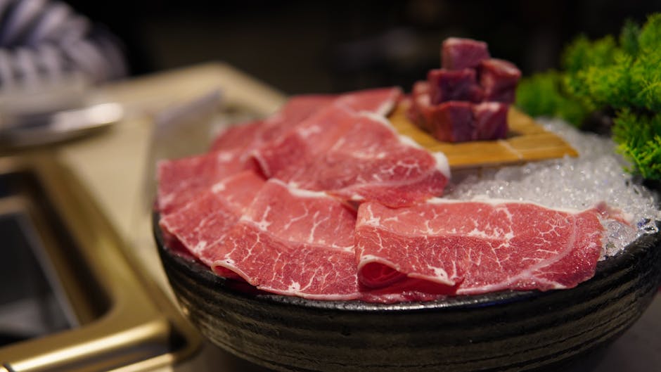 Bresaola med tynne skiver rosenkål og pepperrot