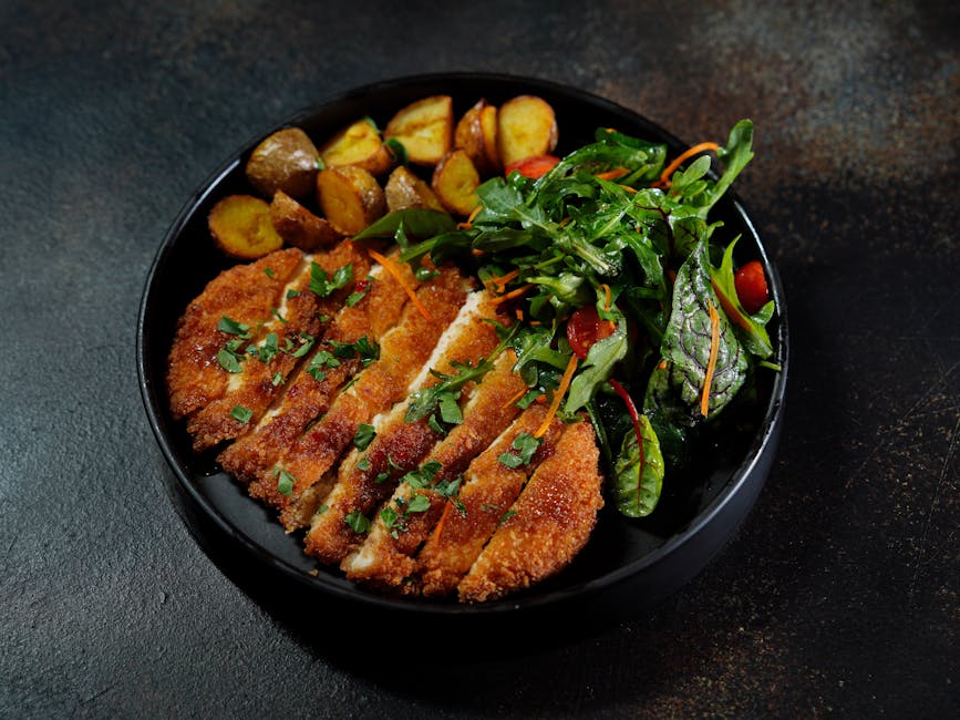 Kyllingschnitzel med frisk frisée- og eplesalat
