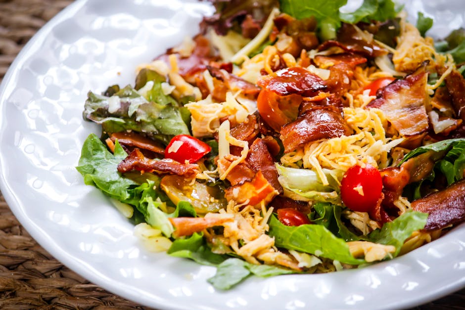 Tomatsalat med sprøstekt bacon i salatkopper