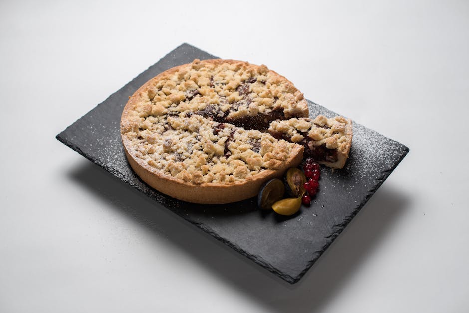 Aprikos- og bringebærpai med hasselnøttstreusel-topping