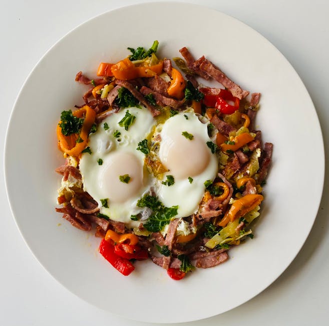 Kremete ostegrøt med posjerte egg, grønnsaker og bacon