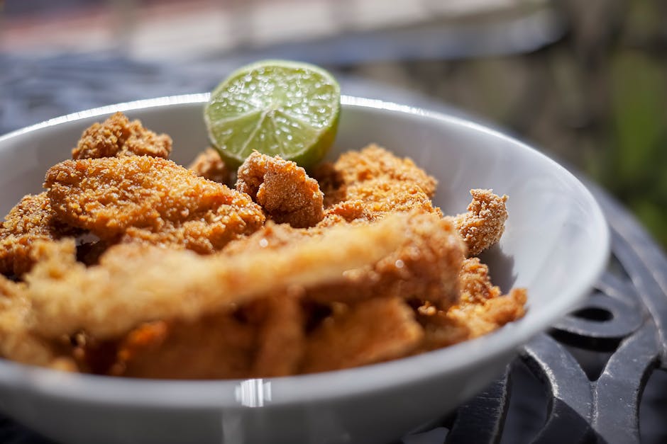 Sprøtt kyllingskinn med peanøtter, chili og lime