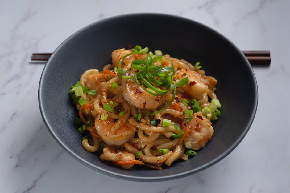 Udon-nudler med reker, snøerter og peanøtter