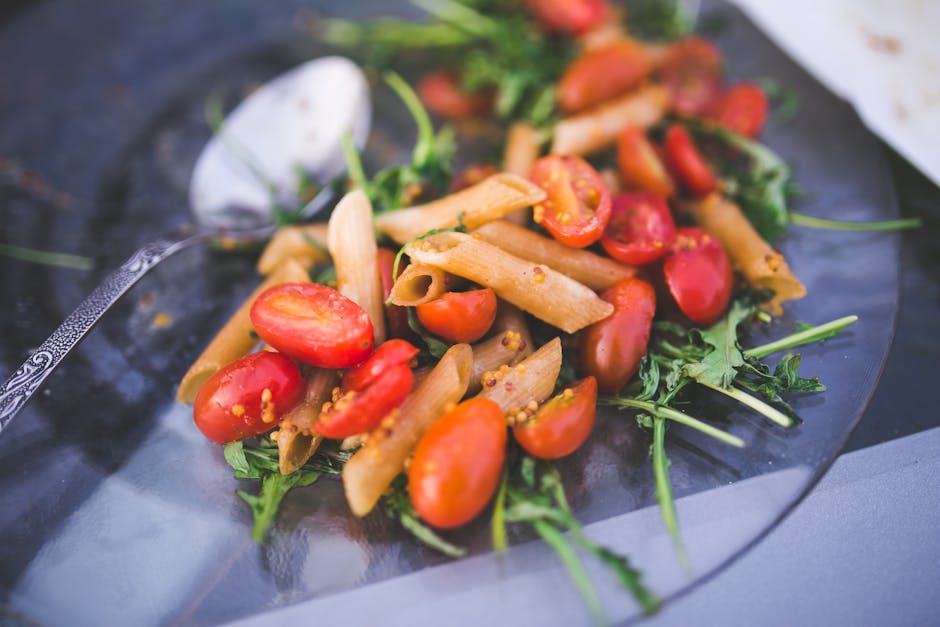 Pastasalat med tomater, erter og estragon