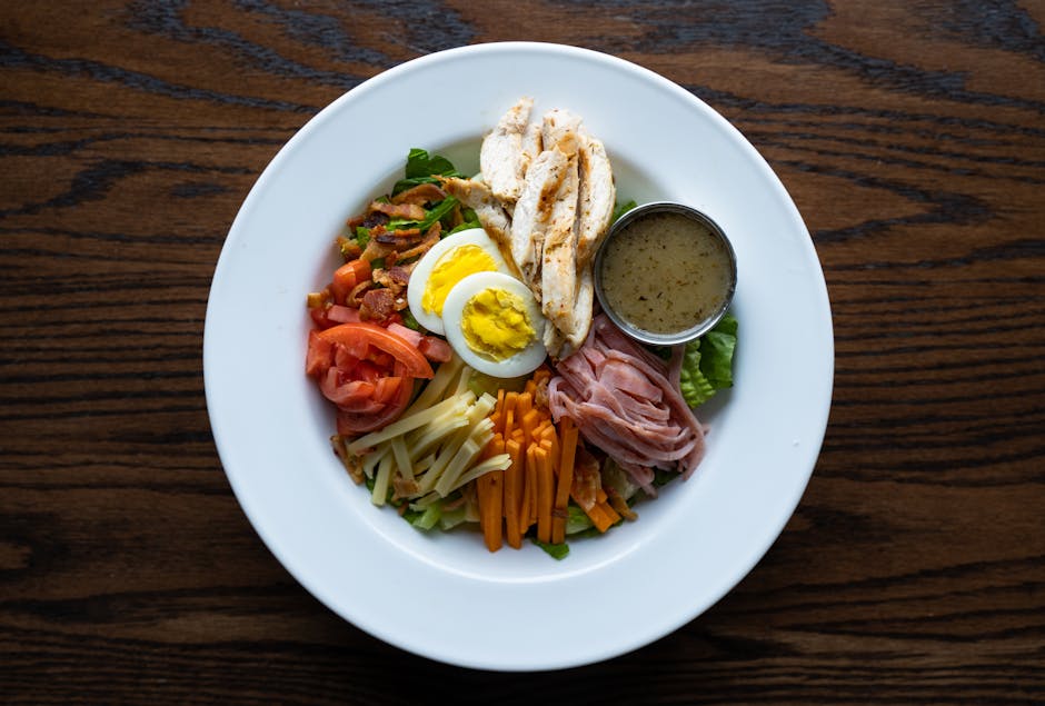 Cobb-salat med varm baconvinaigrette og kylling