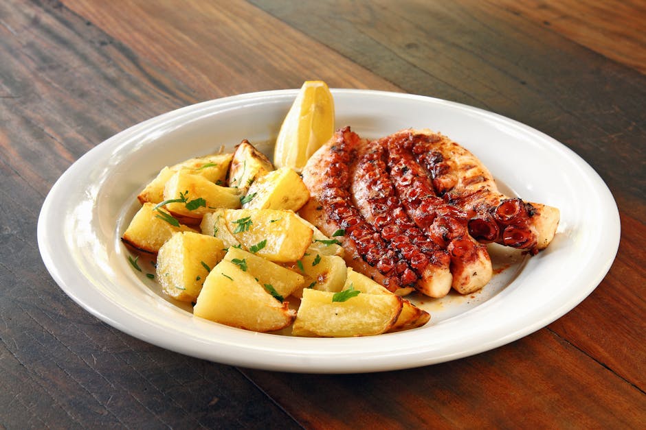 Blekksprut og poteter med oliven og chili