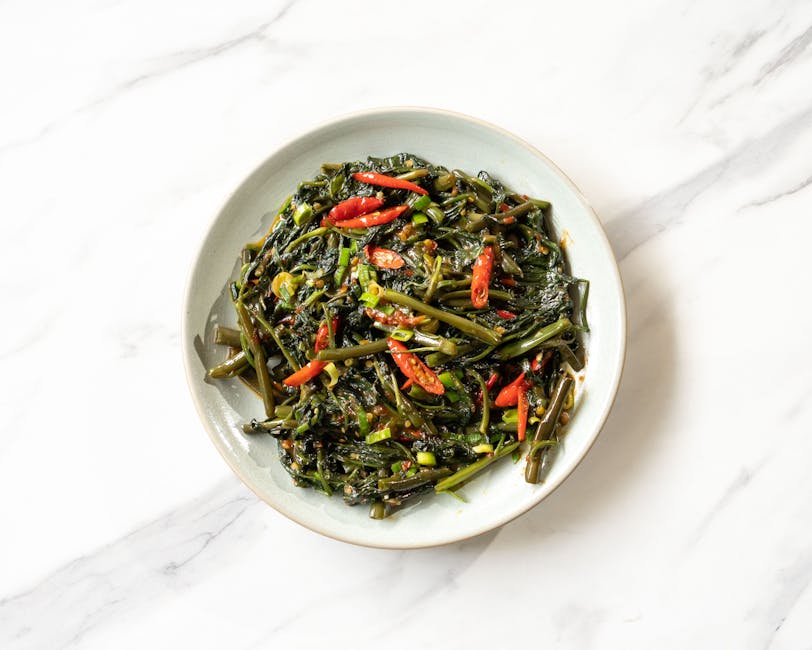 Krydret vannspinatsalat med hvitløk og chili