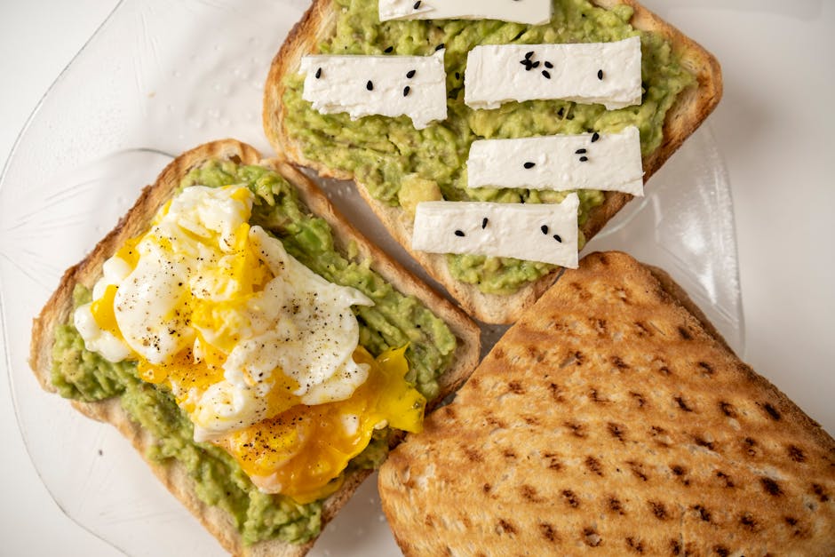Avokado med stekt egg og ost
