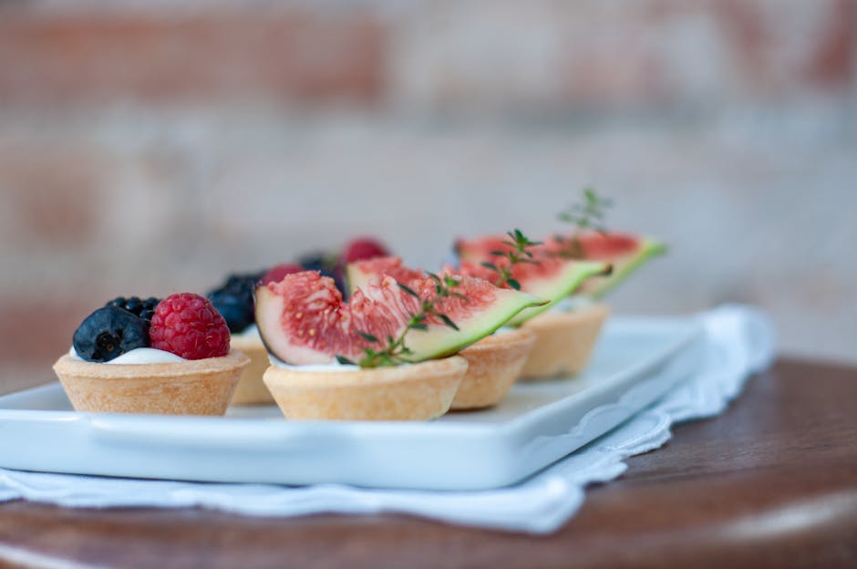 Sprø filotartletter med bær og krem