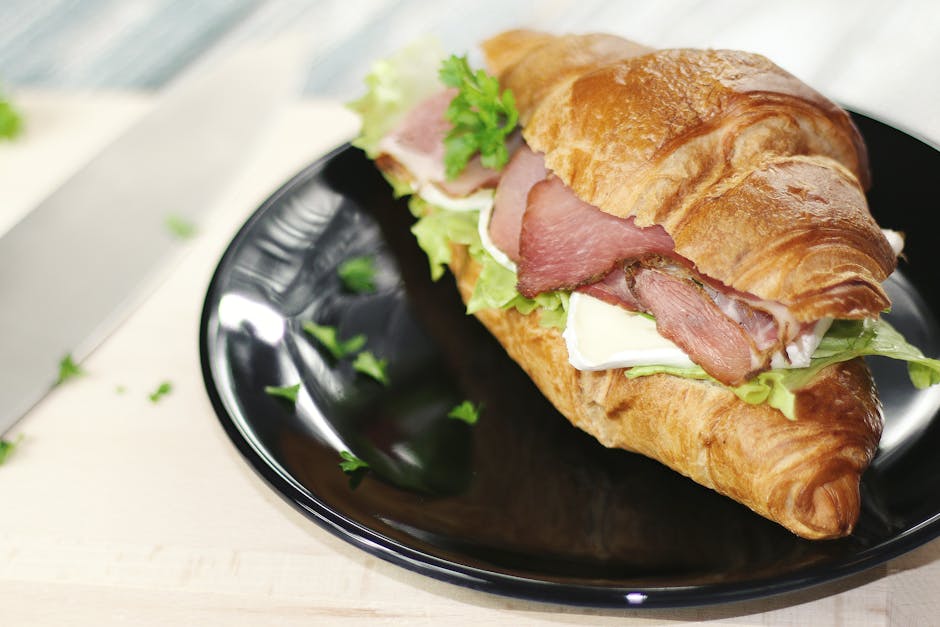 Croissant- og eggesmørbrød med sprø salami