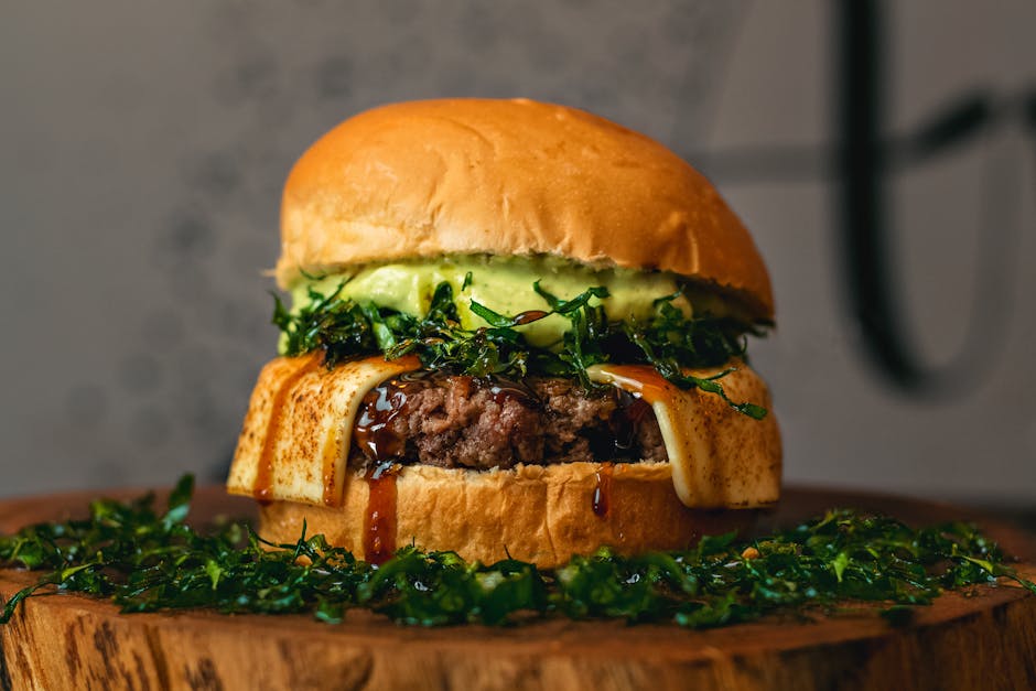 Biffburger med grillet grønnkål og blåmuggost