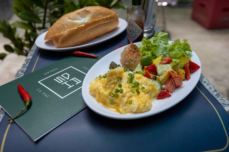 Gresk eggerøre med gul paprika og gressløk-rømme på brioche
