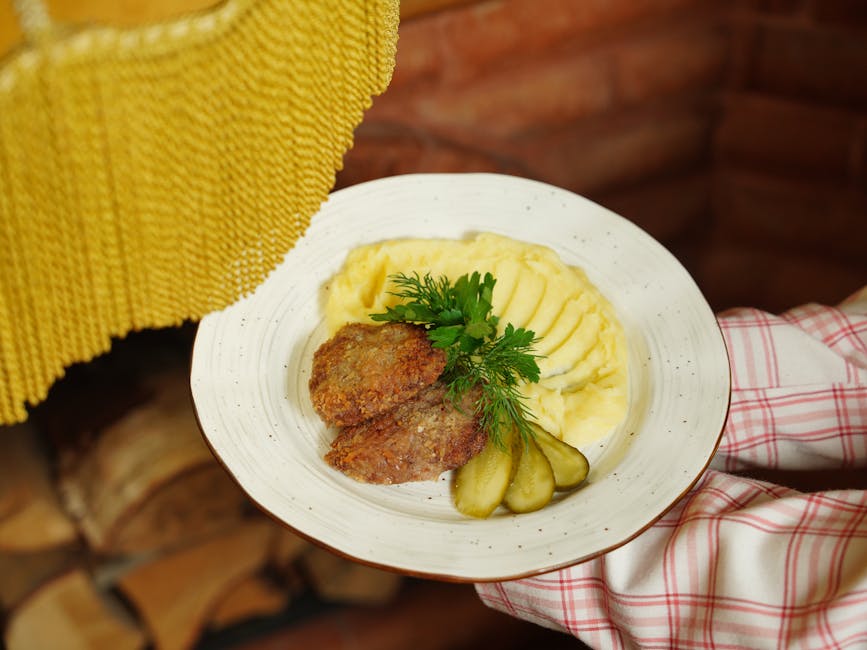 Kremet potetmos med grønnsaker og sylteagurk