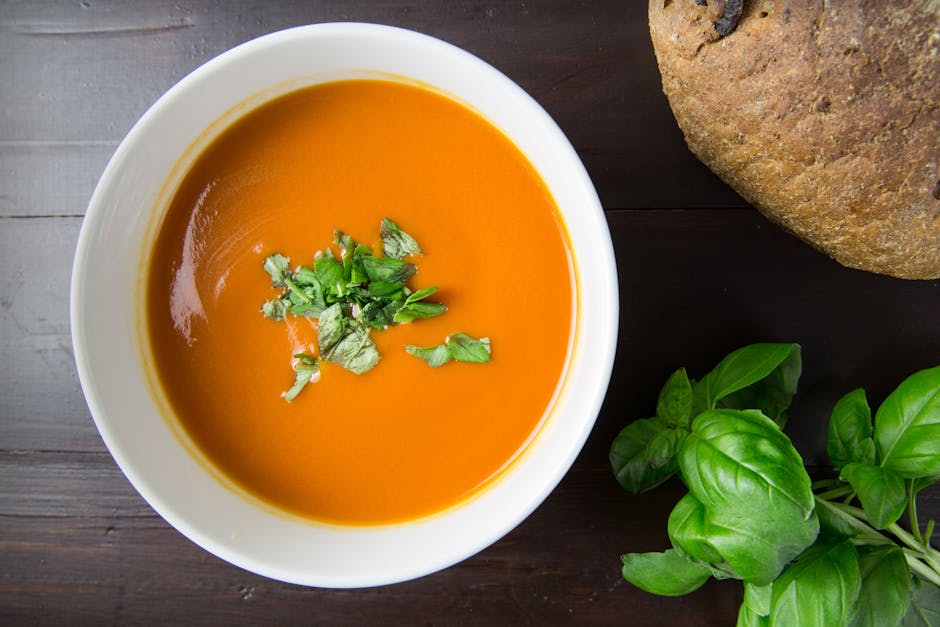 Kraftig og kremet tomatsuppe med basilikum
