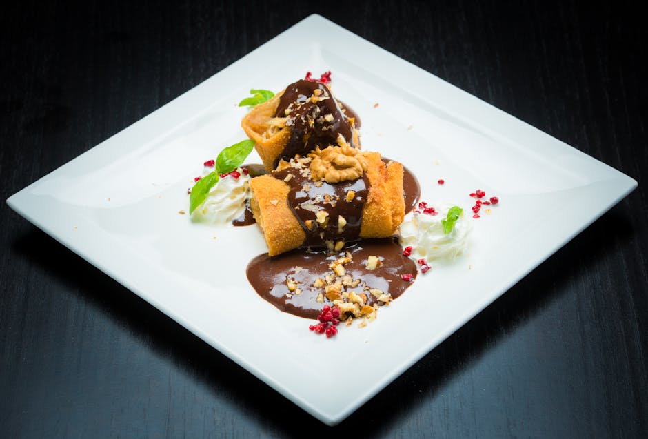 Sjokolade-ravioli med hasselnøttfyll i bittersøt saus