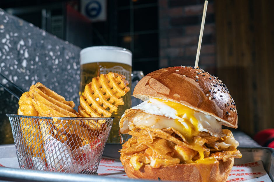 Rarebit-smashburgere med pubpoteter og pepperrotkrem