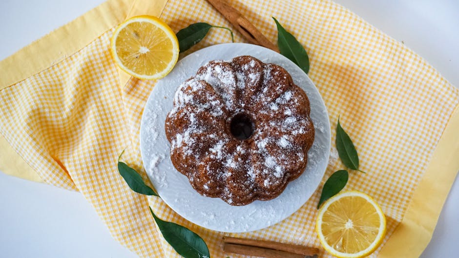 Brunsukkerkake med maisgryn og søt yoghurtopping