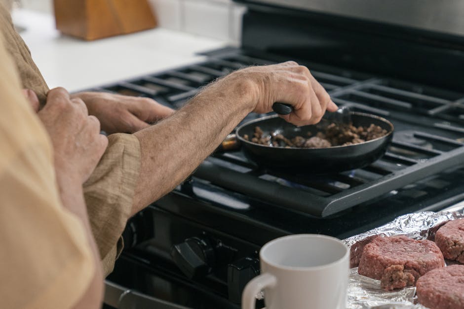 Kjøttdeig- og ostemuffins med kjeksbunn