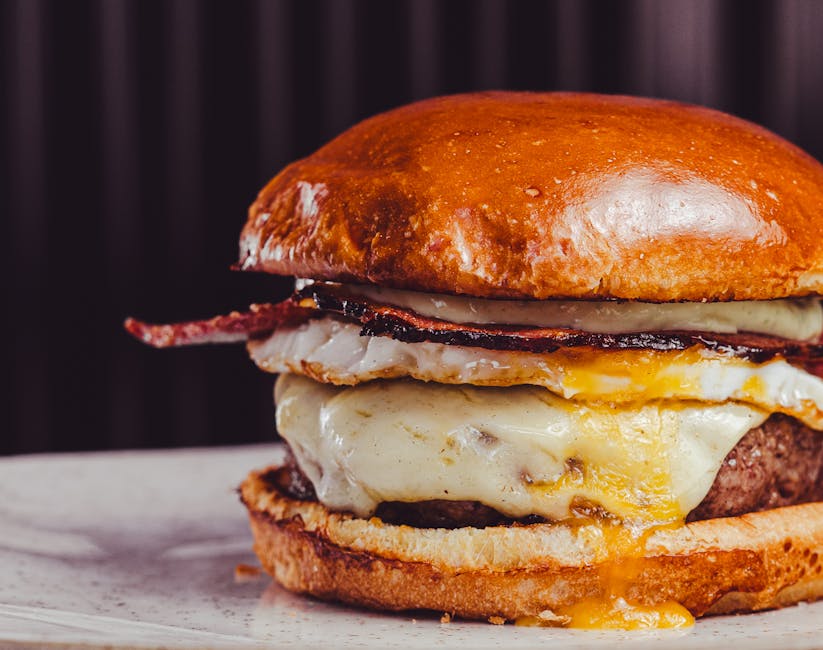 Overdådig burger med egg, bacon og ost