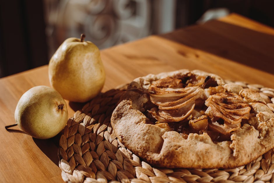 Rustikk crostata med pære, tørket frukt og huckleberry