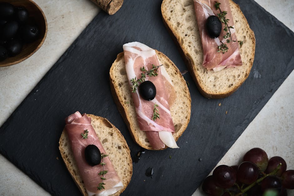 Prosciutto-fingersandwich med krydret ferskenmarmelade