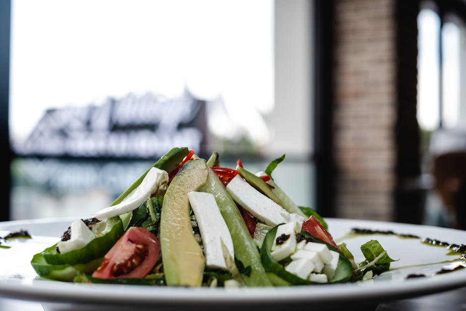 Frisk vårsalat med bringebærvinaigrette