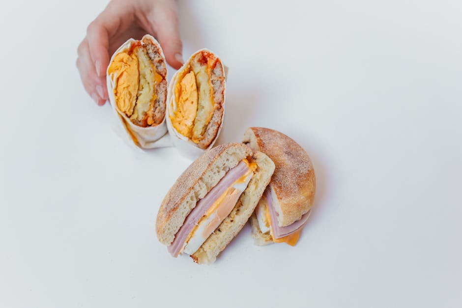 Skinke-, egg- og ostesmørbrød på engelsk muffins