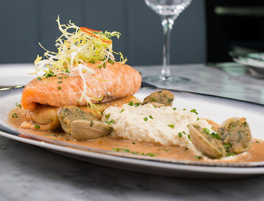 Hellefisk- og lakseroulade med krabbe og søtpotet