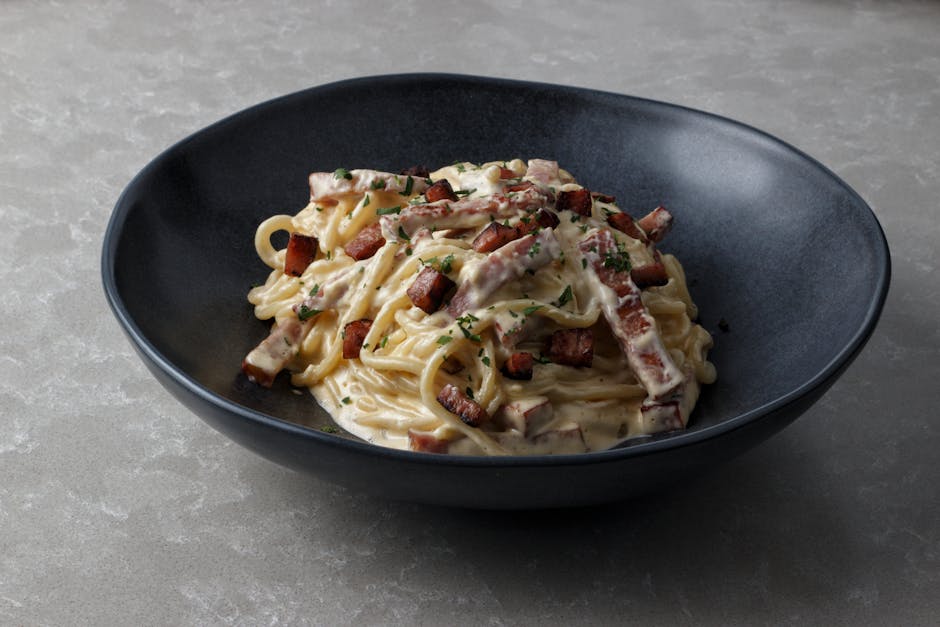 Rask og kremet pasta carbonara med bacon og erter