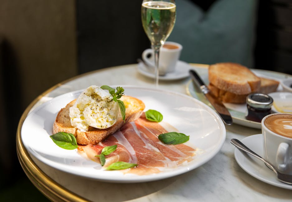 Mozzarella i brødsmuler med basilikum og prosciutto