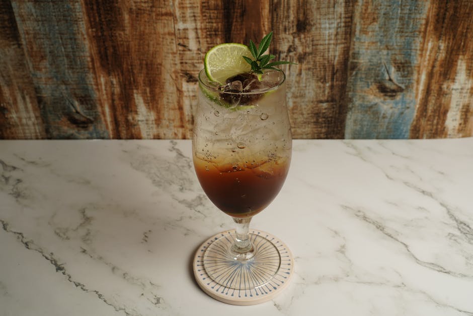 Forfriskende urteiste med eplejuice