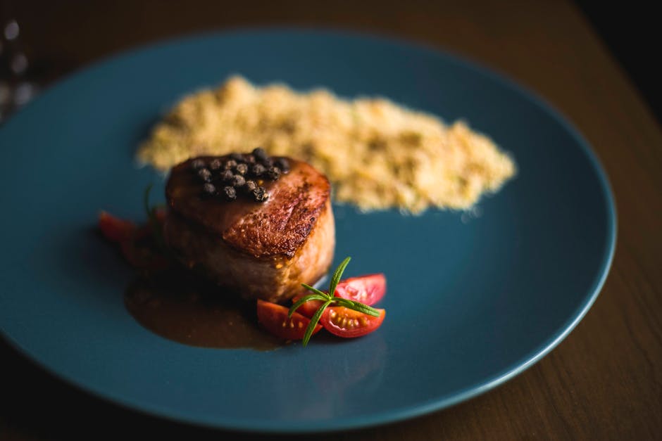 Pannestekt svinefilet med senneps-spätzle og eple-koriandersalsa