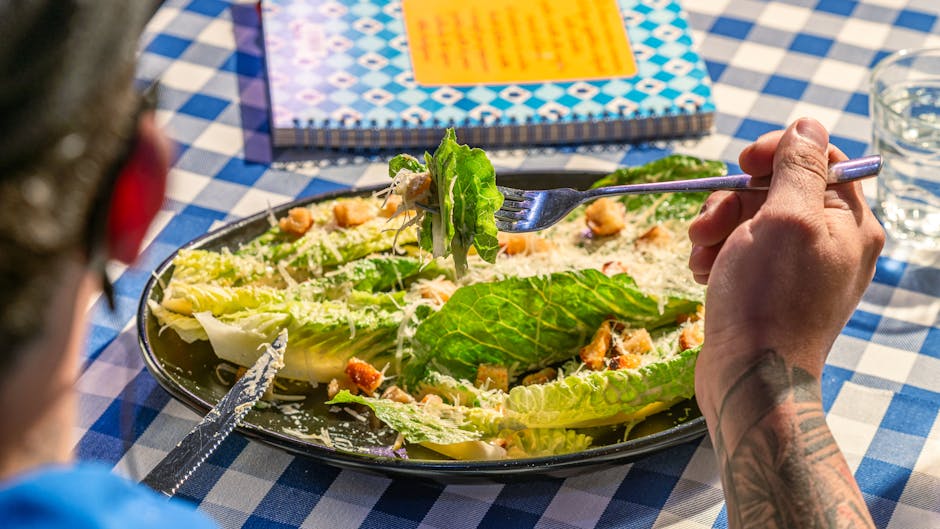 Røykfylt cæsarsalat med krydrede krutonger