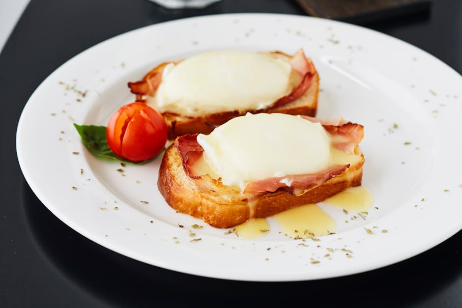 Eggs Benedict med svarte bønneburgere og skinke