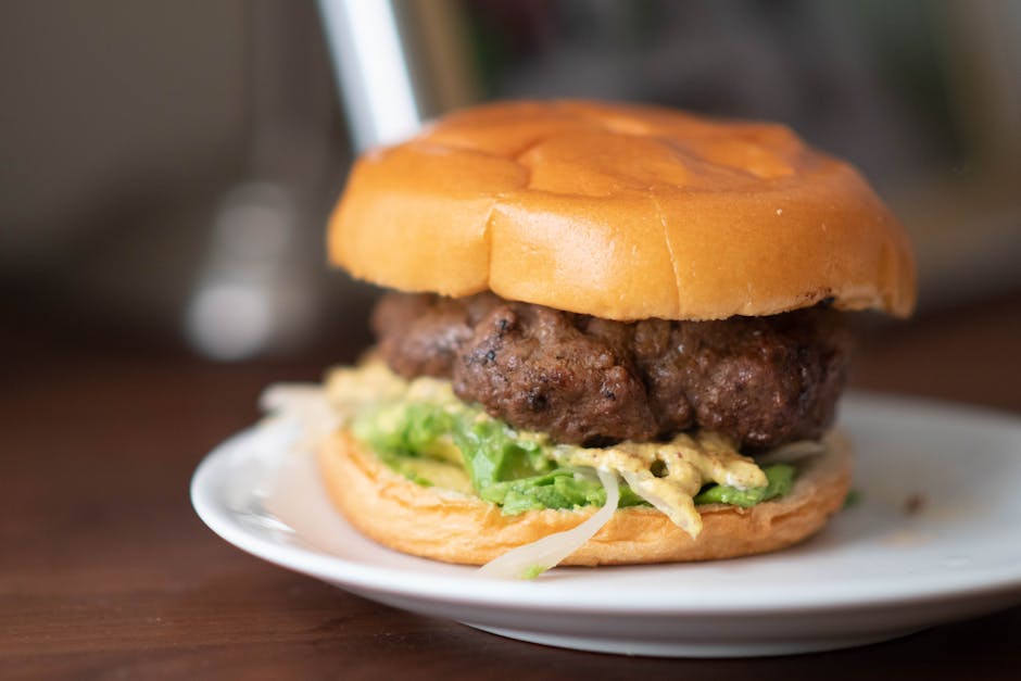 Asiatiske grillburgere med hoisin og sriracha