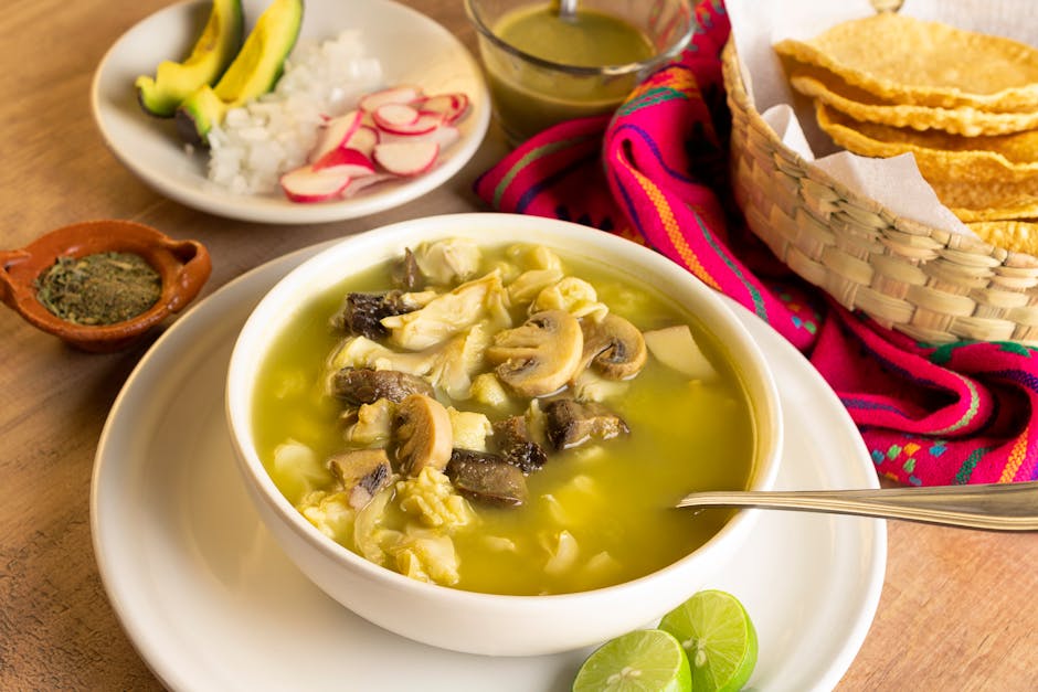 Autentisk Azteca suppe med tortilla og avokado