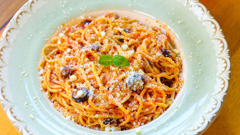 Pasta Puttanesca med oliven og kapers