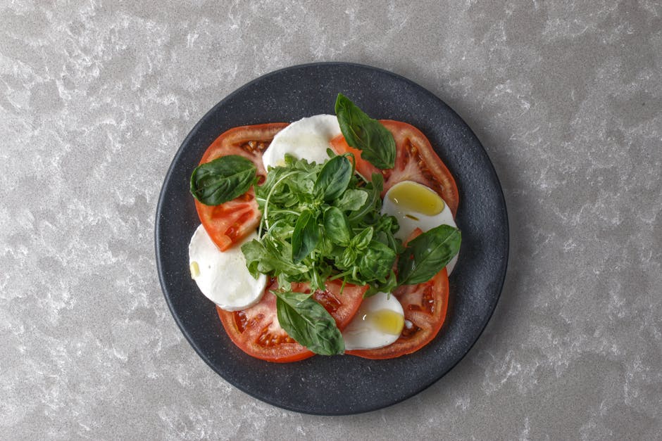 Klassisk Caprese salat med mozzarella og tomat