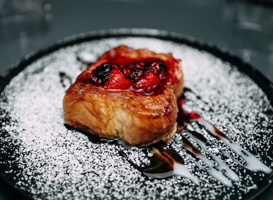 Bakt croissant fransk toast med appelsinsirup