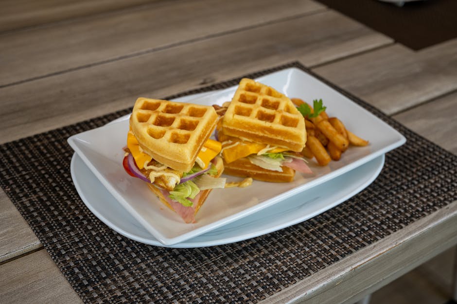 Enkel vaffel med egg, skinke og ost