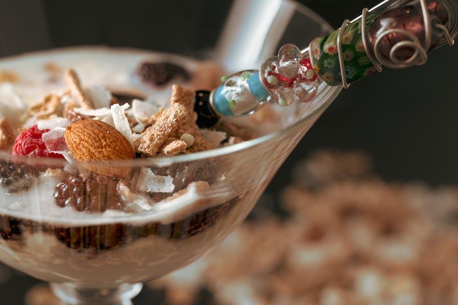 Mandelcroquant parfait med bær og crème anglaise