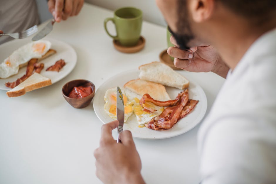 Krydret bacon med stekte egg og toast-soldater